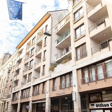 Momo Luxury Opera Apartment